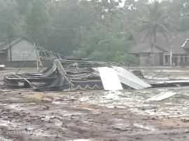 Tenda Dan Panggung Hiburan Roboh Diterjang Angin Kencang